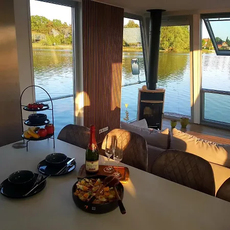 Hausboot Amantes 보트호텔 브란덴부르크